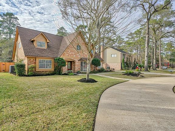 Circle Driveway Allows for Easy Parking or Extra Parking for Guests w/o Having to Park In The street