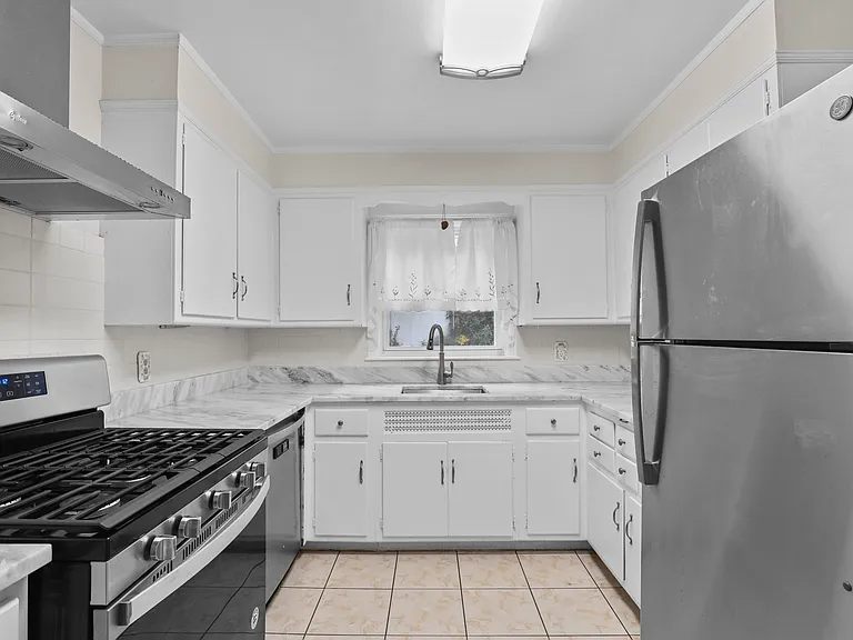 216 S Poe St — Photo 9