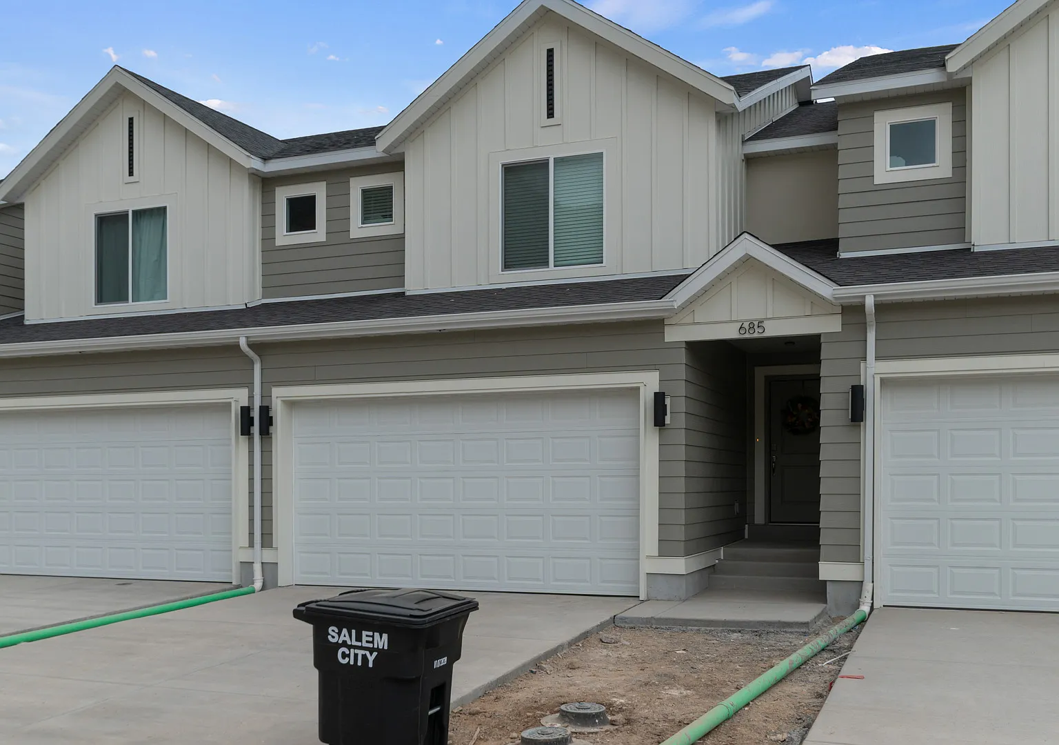 3 bed, 2.5 bath, 2205 sqft, $2,000 — Photo 1