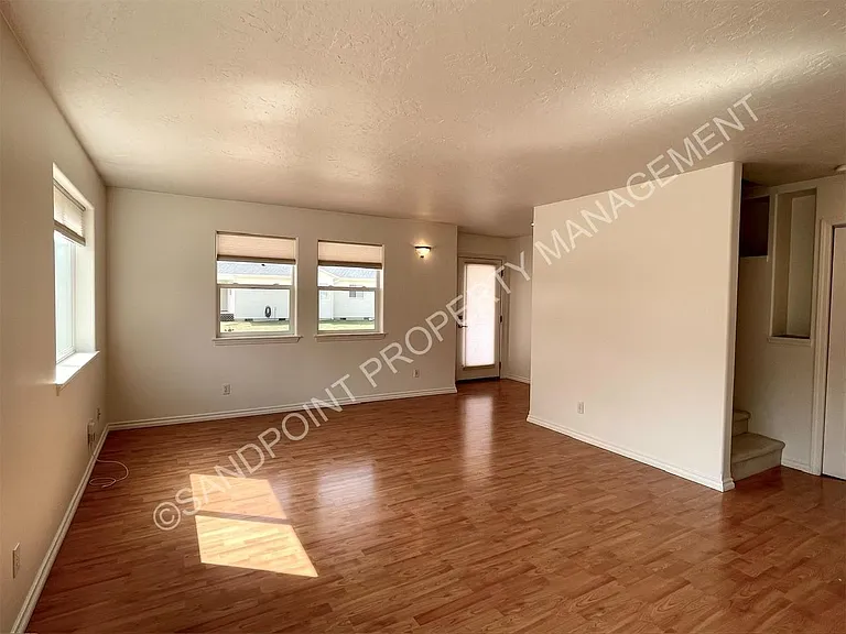 423 Louis Ln — Photo 10