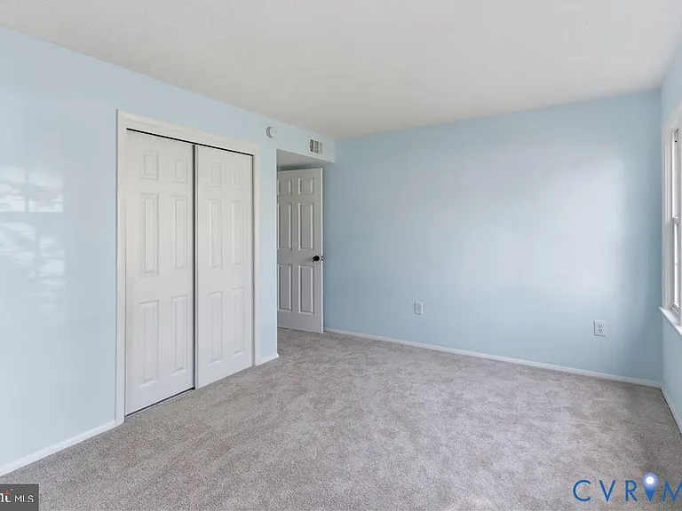 9207 Douglas St #201 — Photo 13
