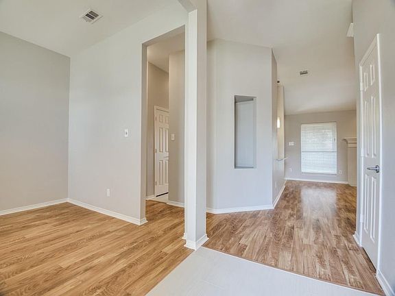 3rd image of 2604 Leicester Dr