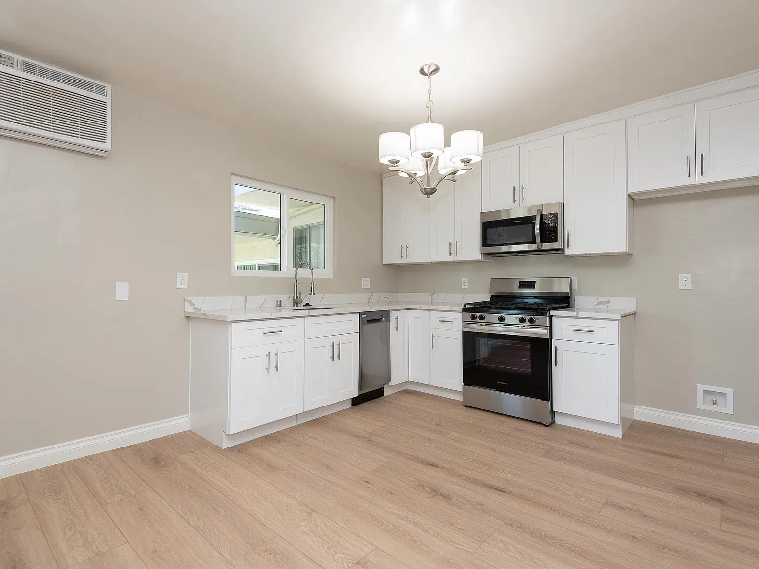 2 bed, 820 sqft, $3,095 — Photo 3