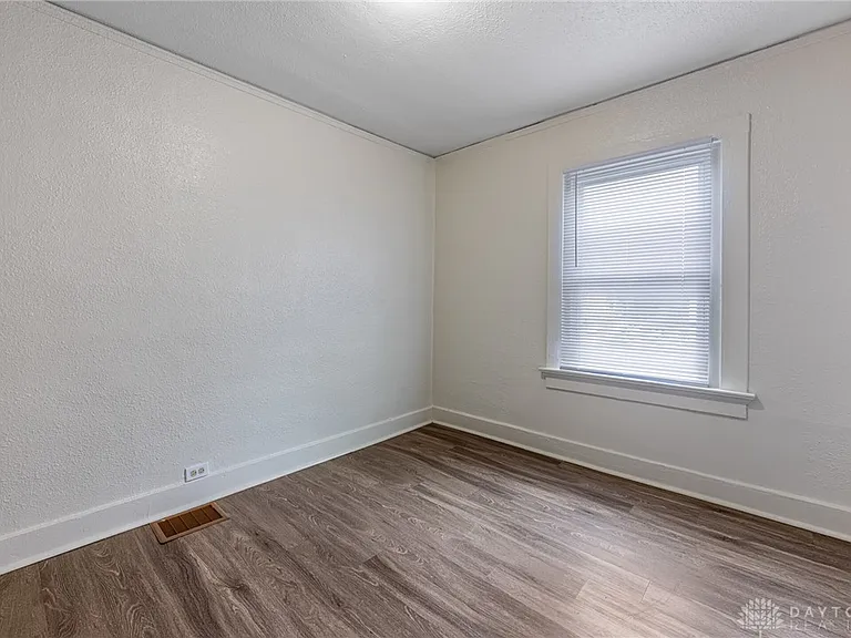 338 Kenwood Ave — Photo 17