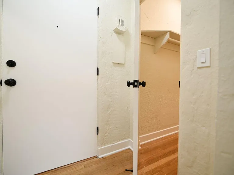 479 Merritt Ave — Photo 3