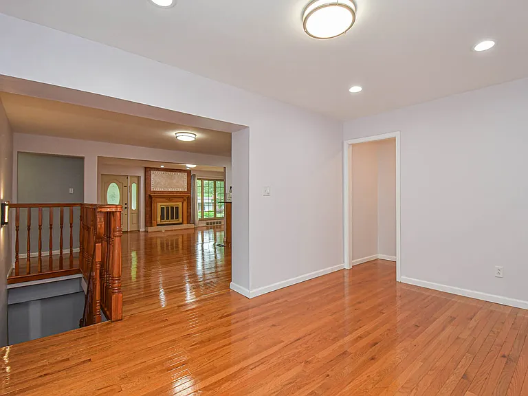 819 Renee Ln — Photo 12