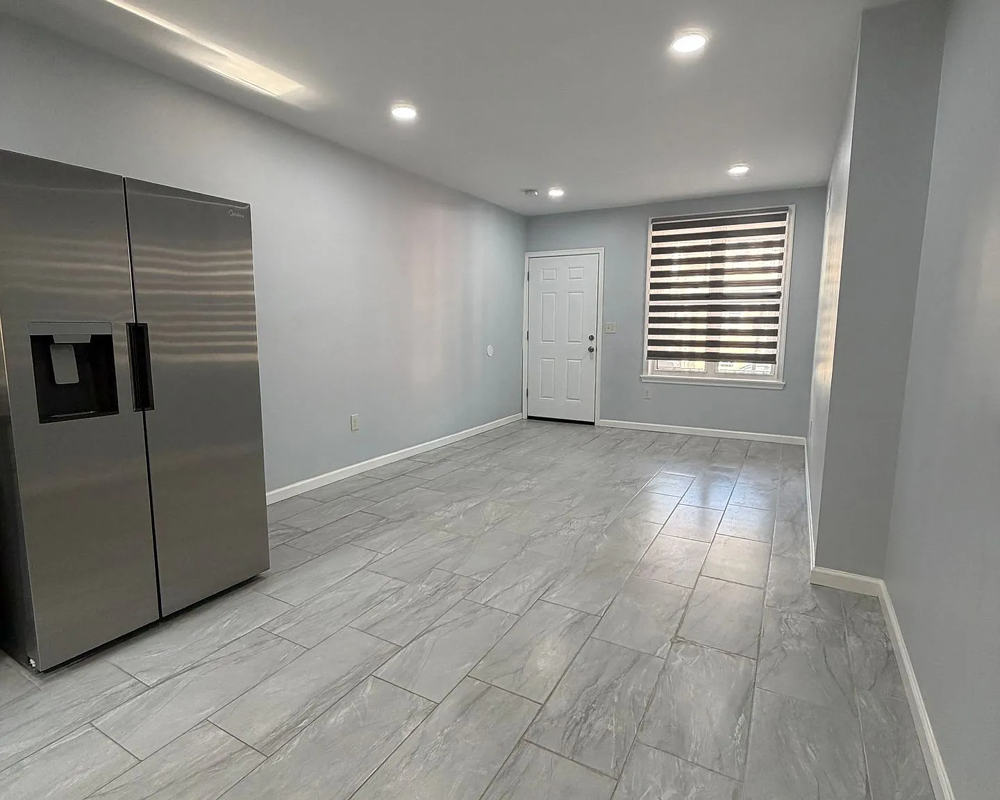 Newly Renovated Bi-Level One Bedroom — Photo 2