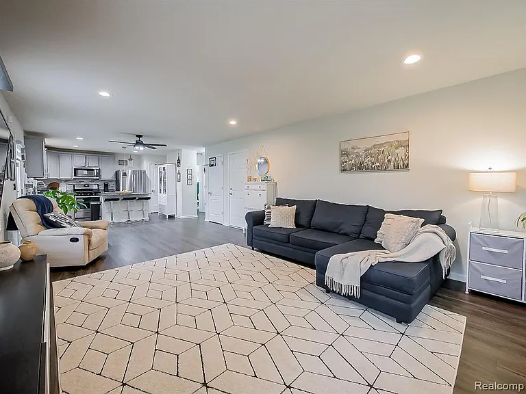 8640 Quincy Dr — Photo 12