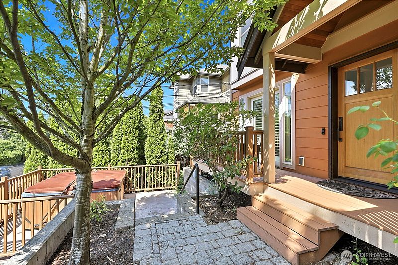 3rd image of 3128 Franklin Avenue E #B