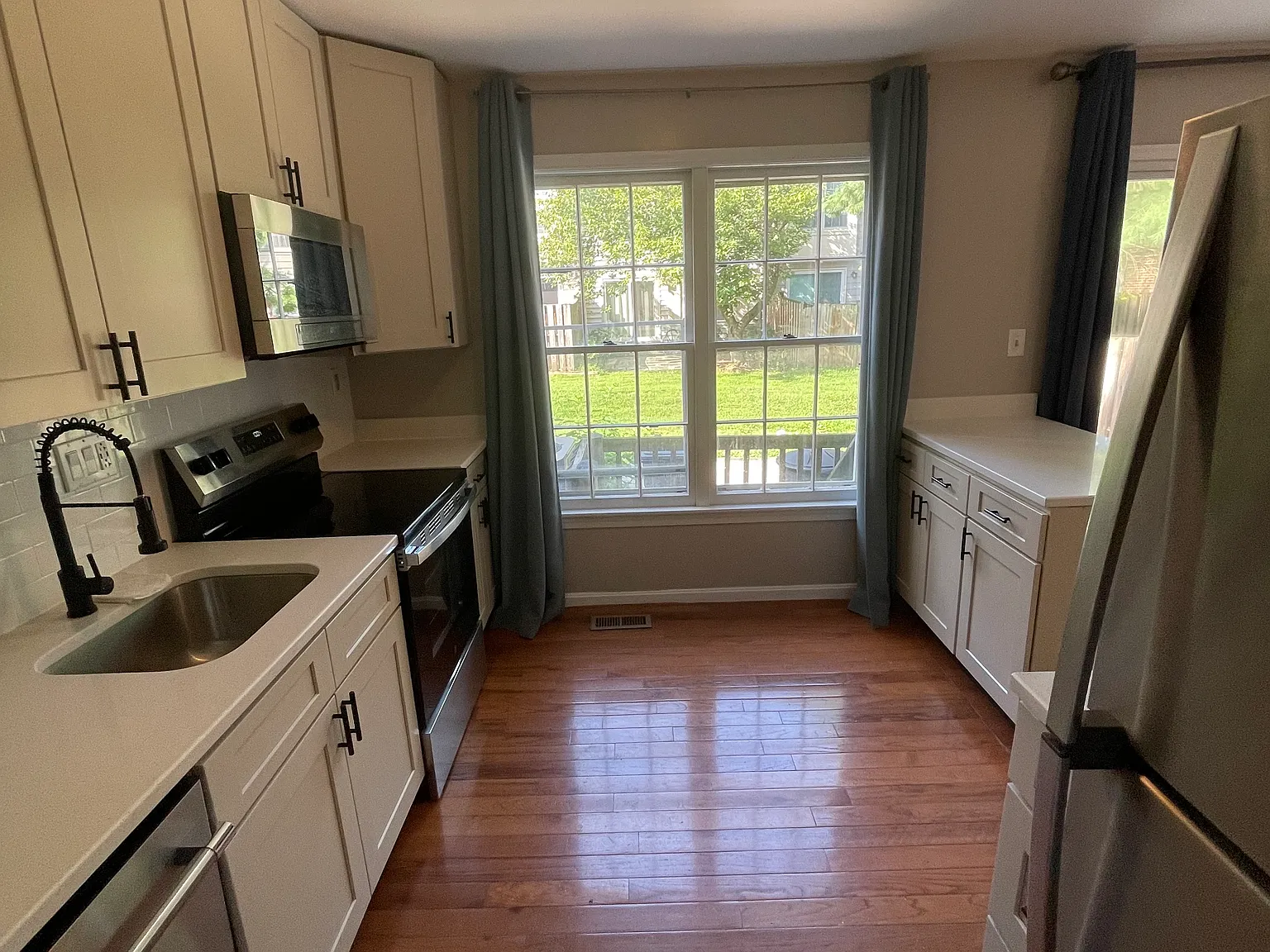 4 bed, 2.5 bath, 1280 sqft, $3,000 — Photo 2