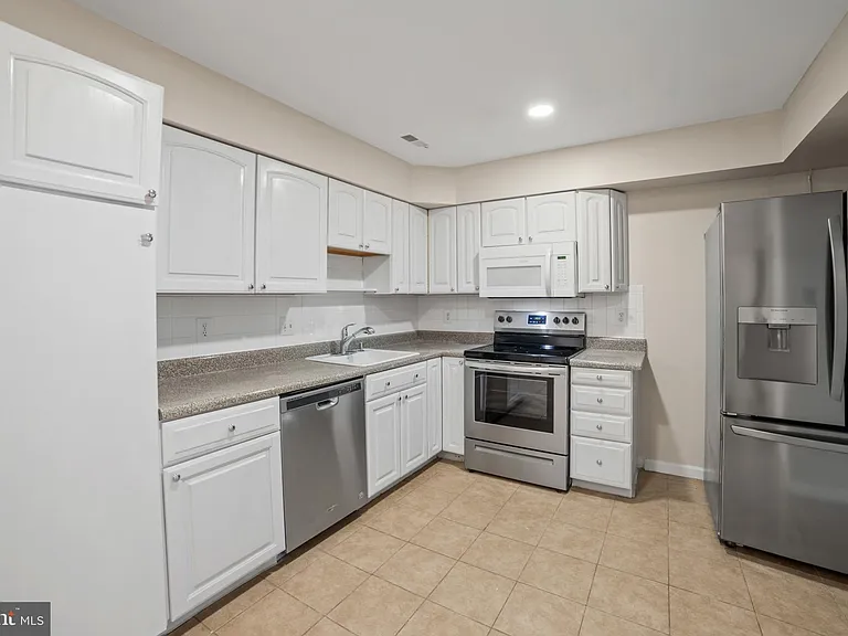 109 Stratton Ln — Photo 11