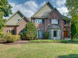 5N661 Leola Ln, St Charles, IL 60175