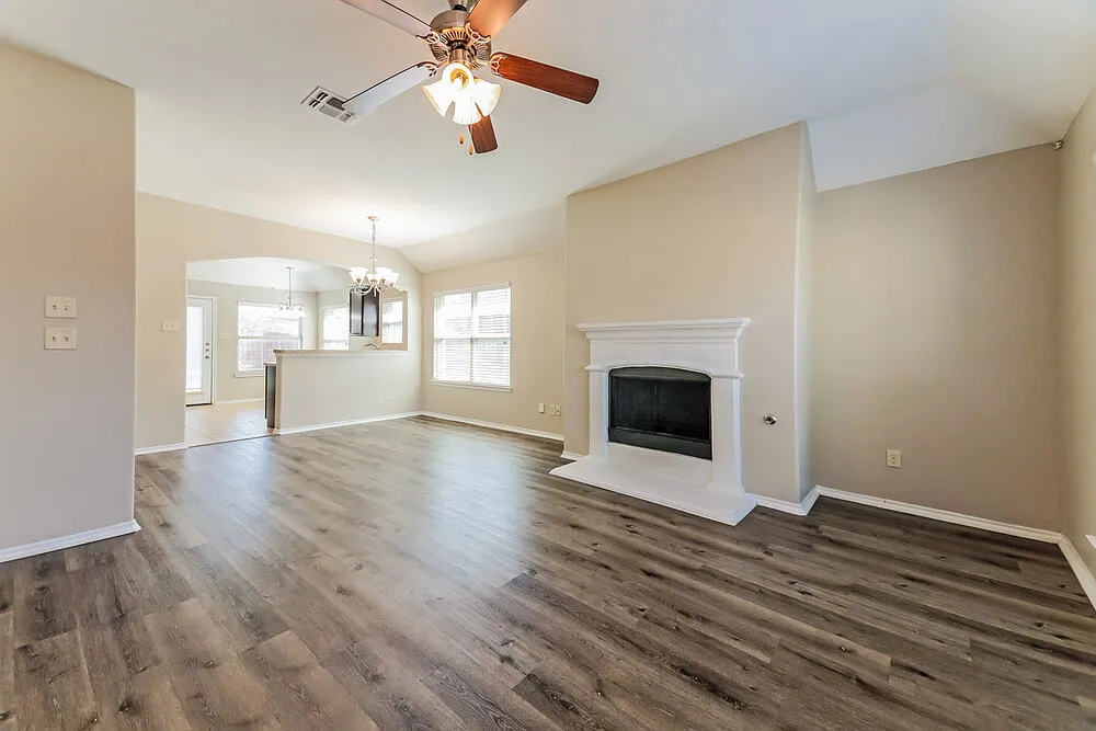 3 bed, 2.0 bath, 1317 sqft, $2,160 — Photo 4