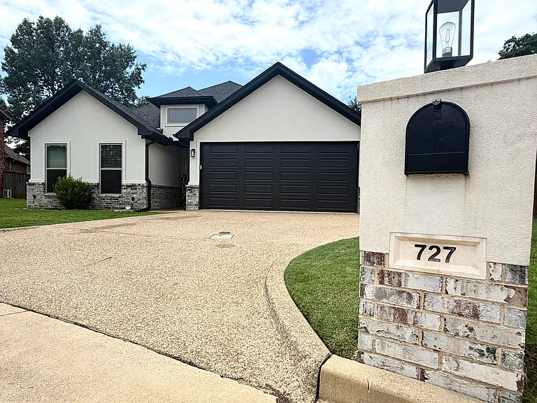 727 Cove Pl — Photo 1