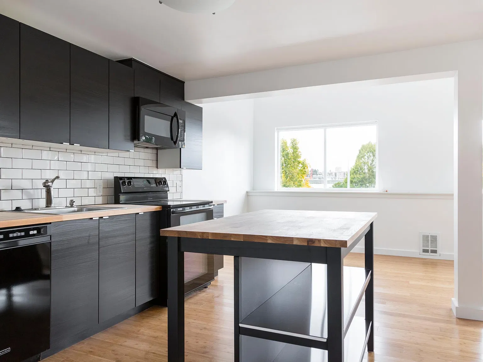 1 bed, 770 sqft, $2,450 — Photo 4
