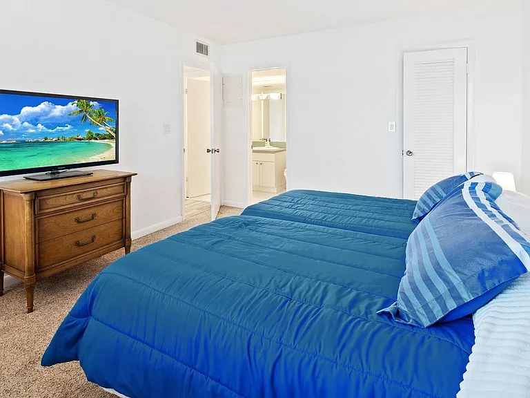 1050 Hillsboro Mile #203W — Photo 23