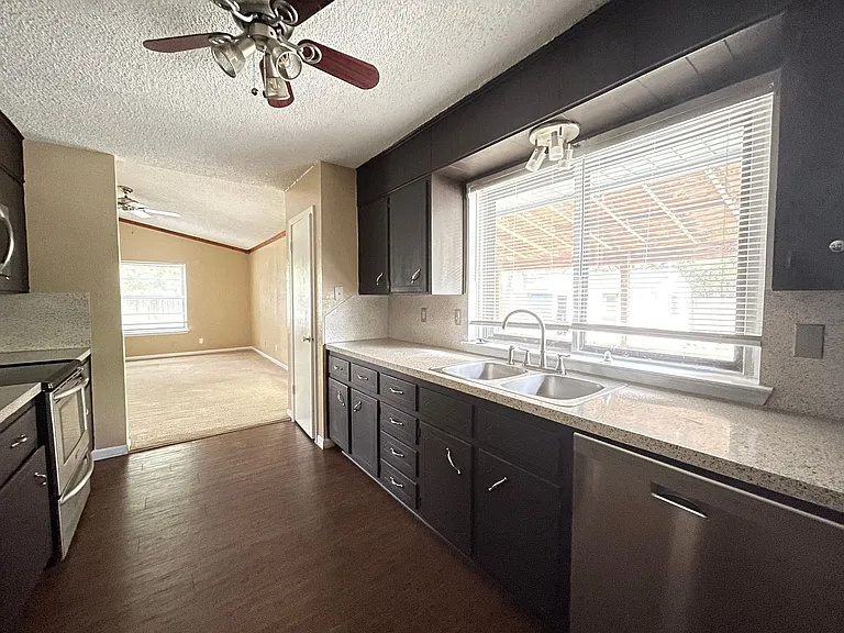 1409 Farhills Dr — Photo 6
