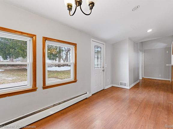 4th image of 2380 Rolandale