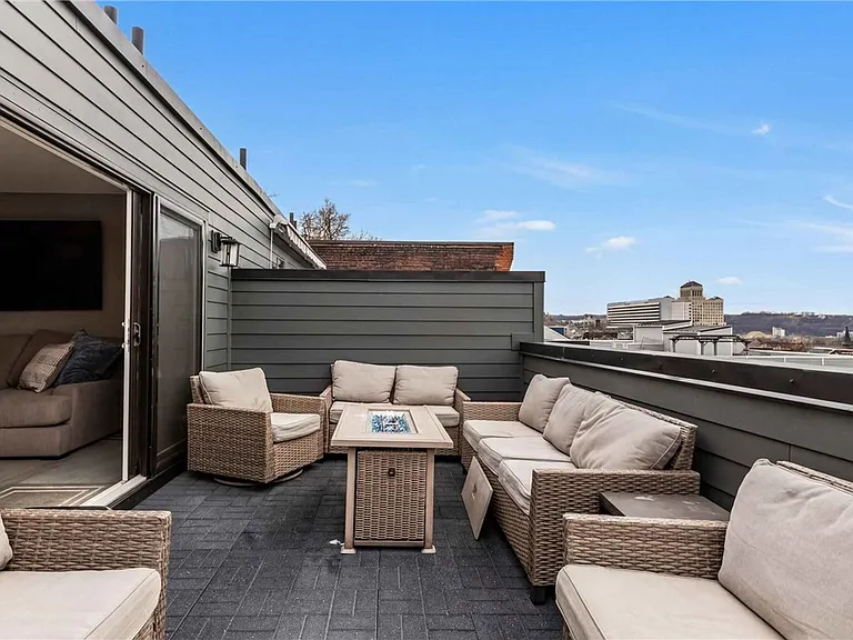 240 E Jefferson St — Photo 12