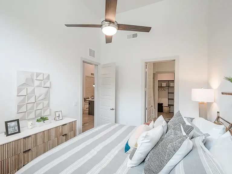 Isaac Apartments — Photo 25