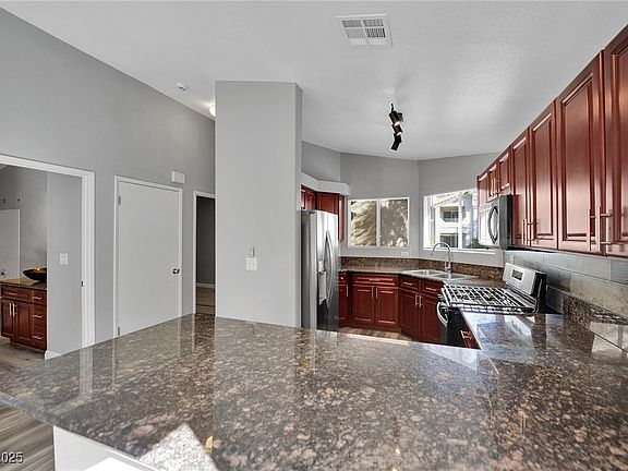 5th image of 549 Yacht Harbor Dr