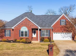 8871 Streamside Dr, Ooltewah, TN 37363