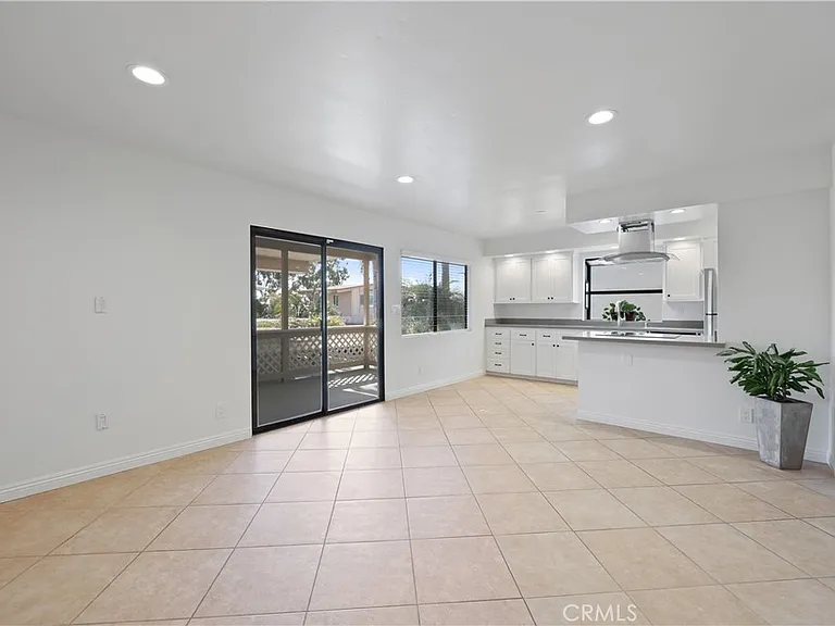 454 Seaward Rd — Photo 2