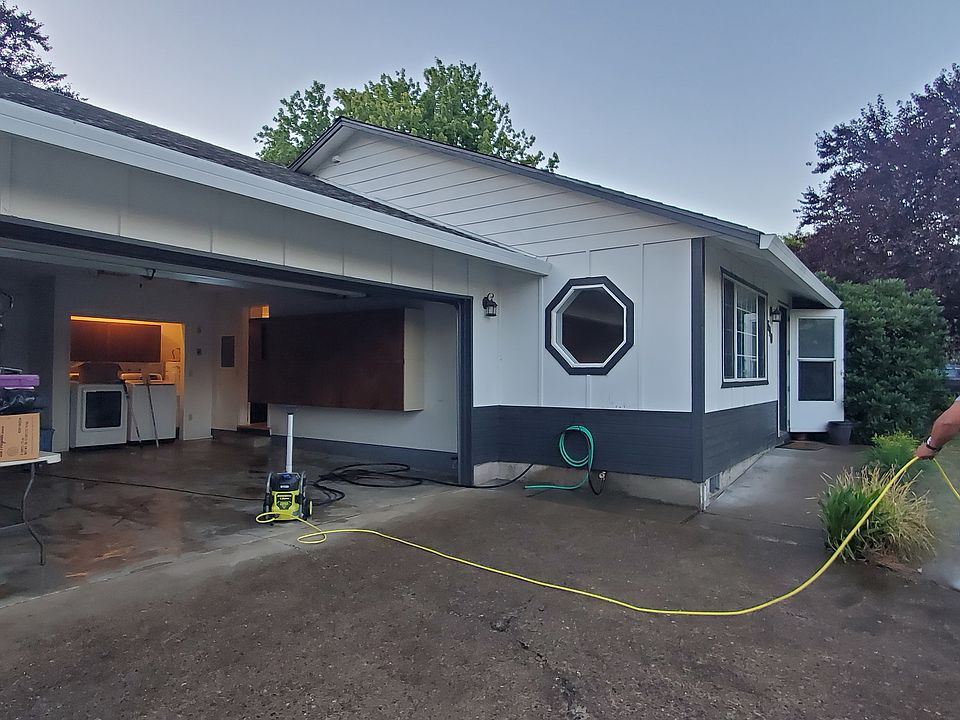 2nd image of 590 SE Locust St