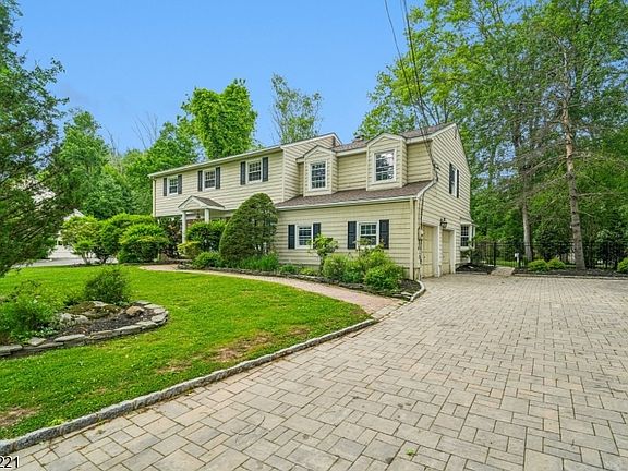 3rd image of 19 Colonial Way