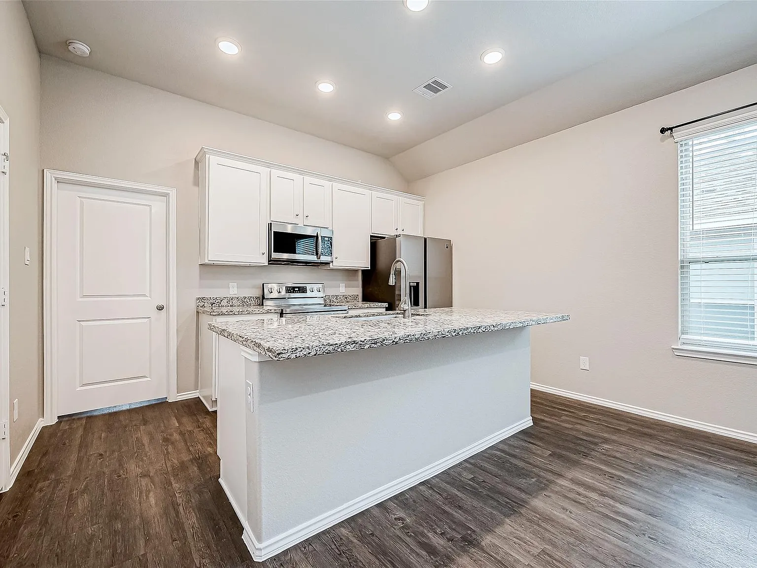2 bed, 2.0 bath, 960 sqft, $1,350 — Photo 3