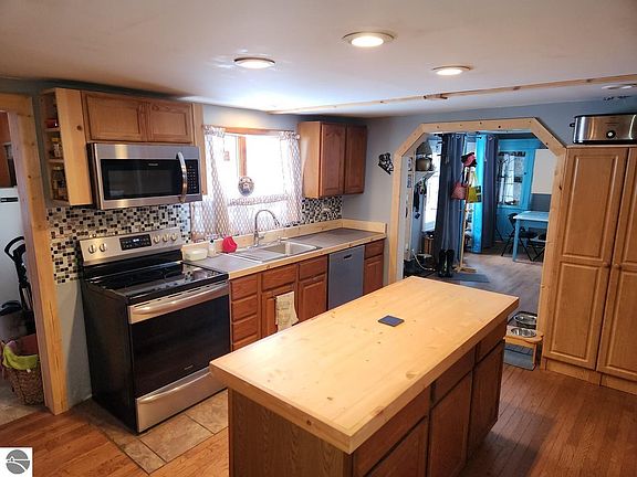 5th image of 5611 E Shore Dr NE