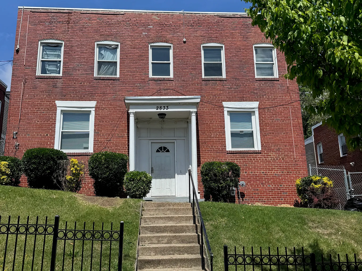 3 bed, 820 sqft, $2,200 — Photo 1