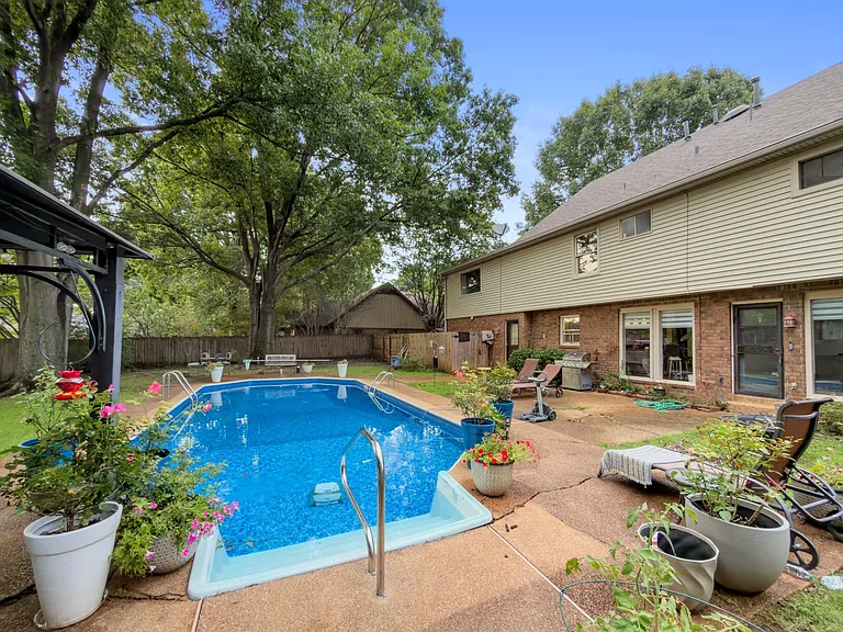 743 Grovewood Dr — Photo 6