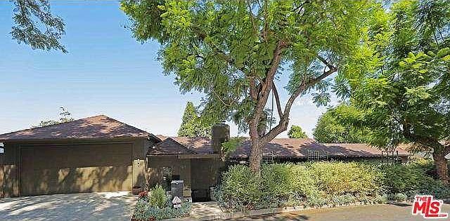 1st image of 3383 N Knoll Dr