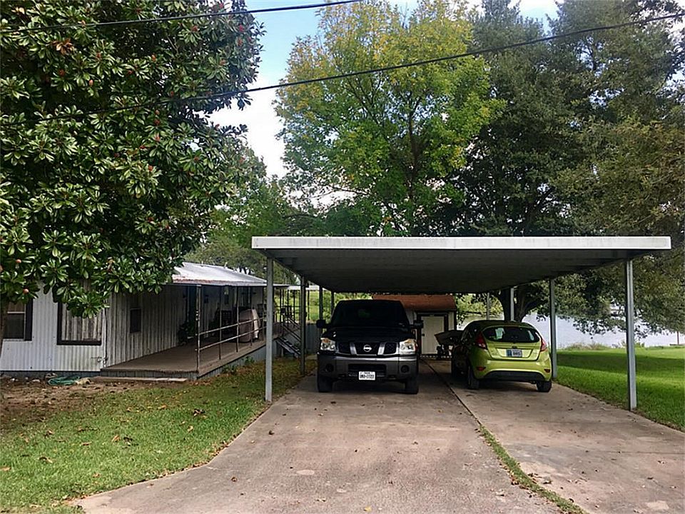 2 bedroom 2 bath with a SIX car carport. Concrete drive, 10x12 shed, two fishing piers within walking distance of the community boat launch.