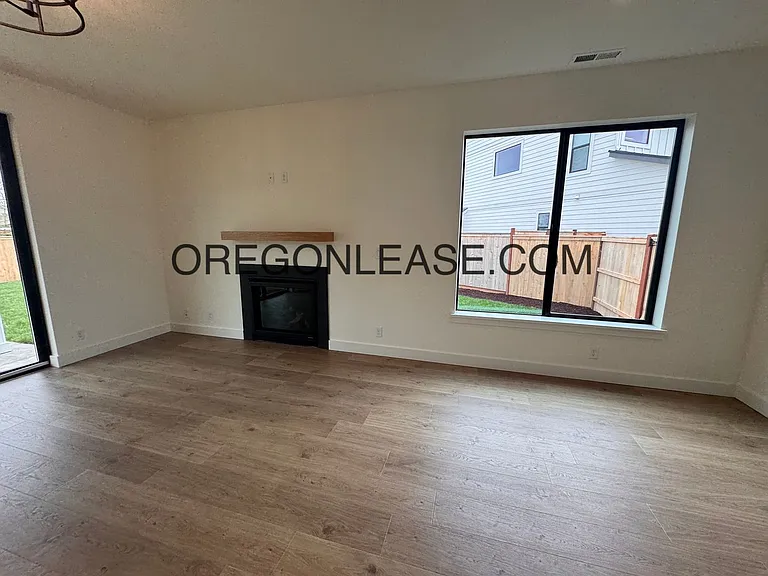 Brand new 3 bedroom 2.5 bath Coburg townhome — Photo 6