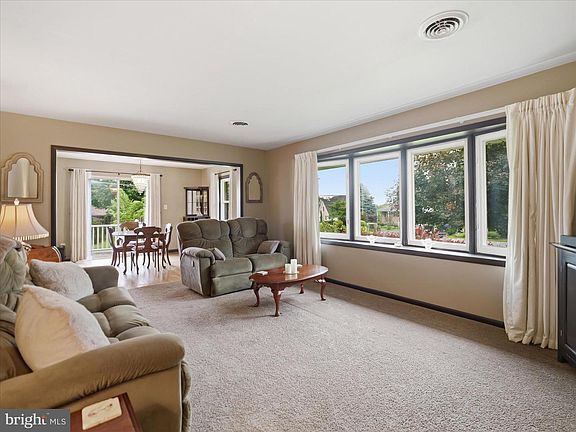 4th image of 9689 Forest Ridge Rd