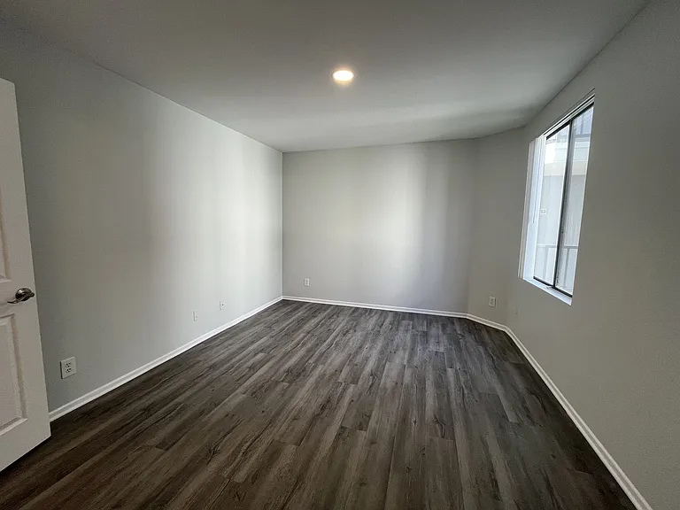 5235 Kester Ave — Photo 73