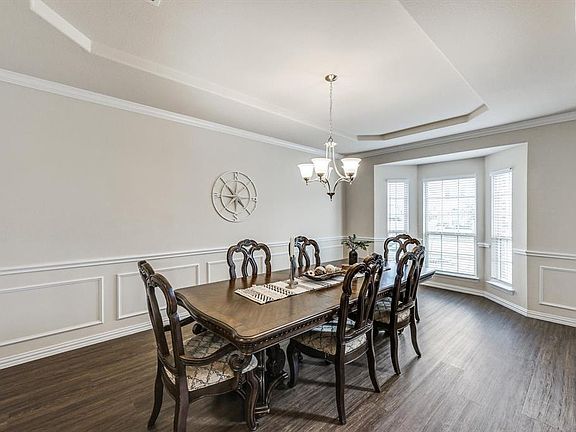 3rd image of 811 Derbyshire Ln