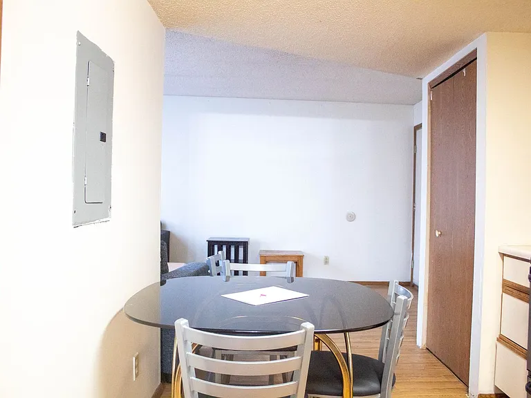 907 W Oregon St — Photo 6