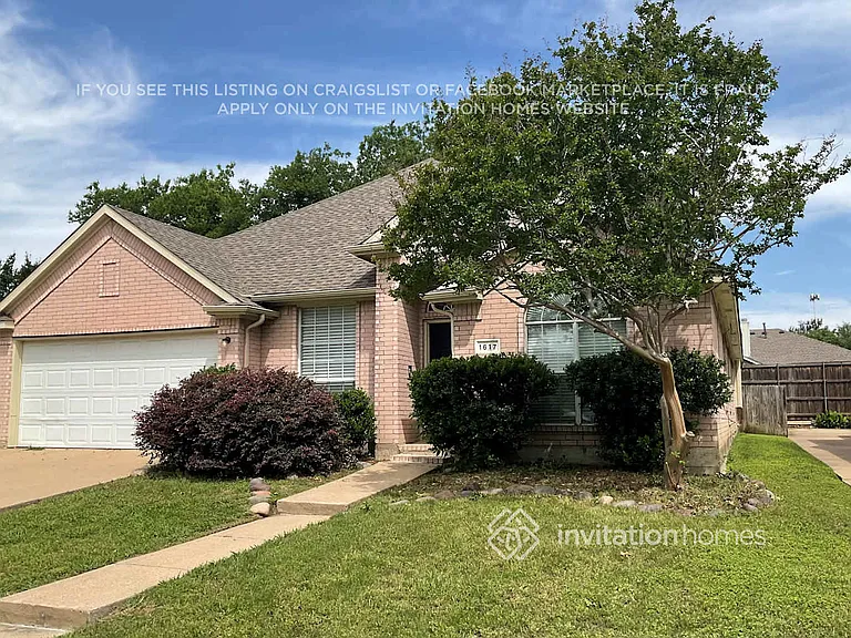 1617 Churchill Ln — Photo 2