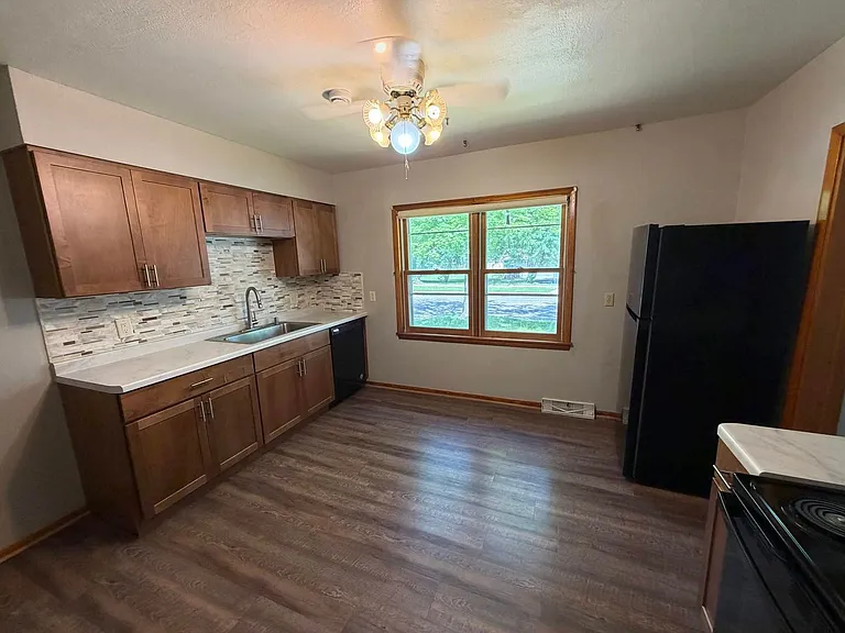704 Gilbert St — Photo 3
