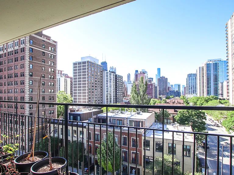 88 W Schiller St #708 — Photo 4