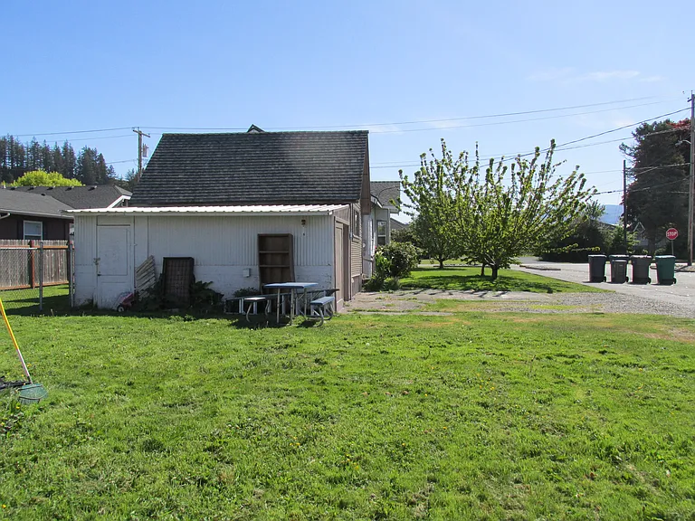 345 E Hazel Ave — Photo 2