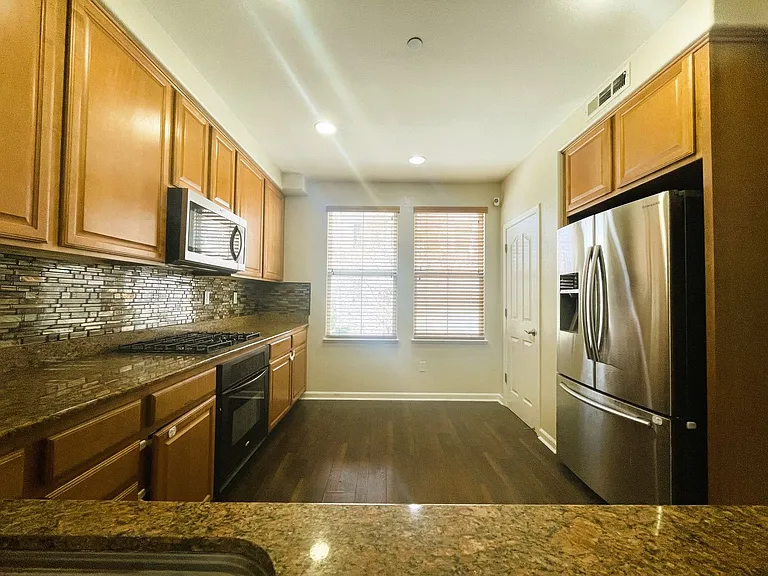 863 N King Rd — Photo 2
