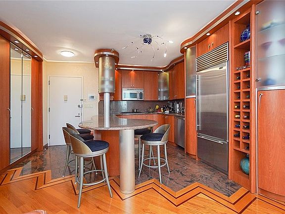 5th image of 40 Oceana Dr W APT 8B