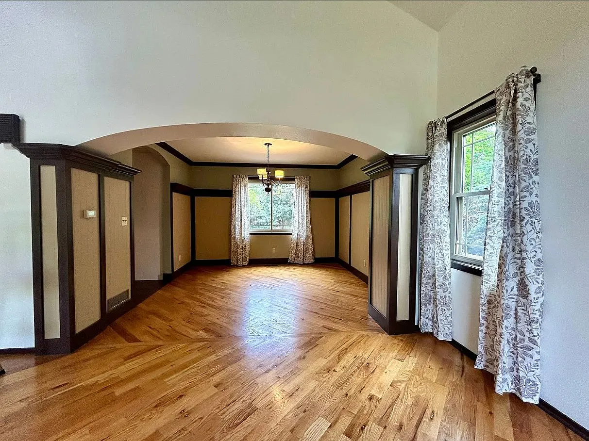 5 bed, 3.5 bath, 2800 sqft, $5,000 — Photo 3