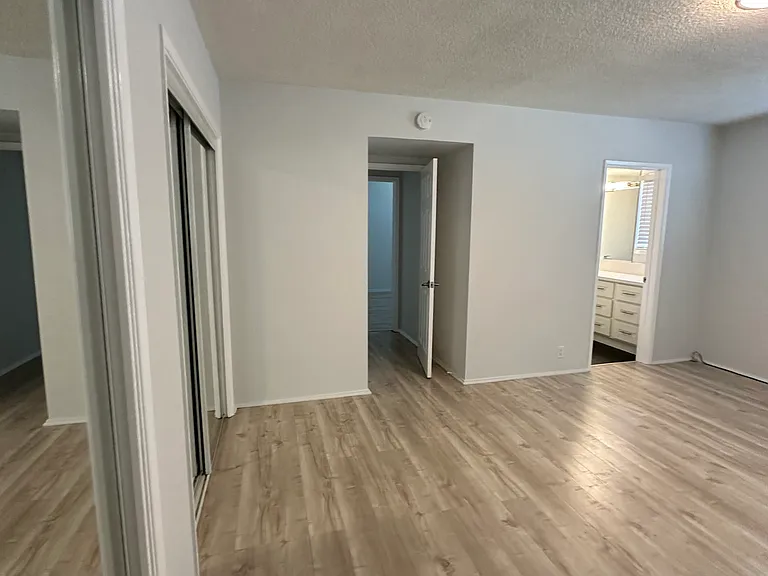 5626-5630 Sultana Ave — Photo 13
