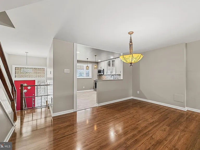 1135 W Thompson St — Photo 4