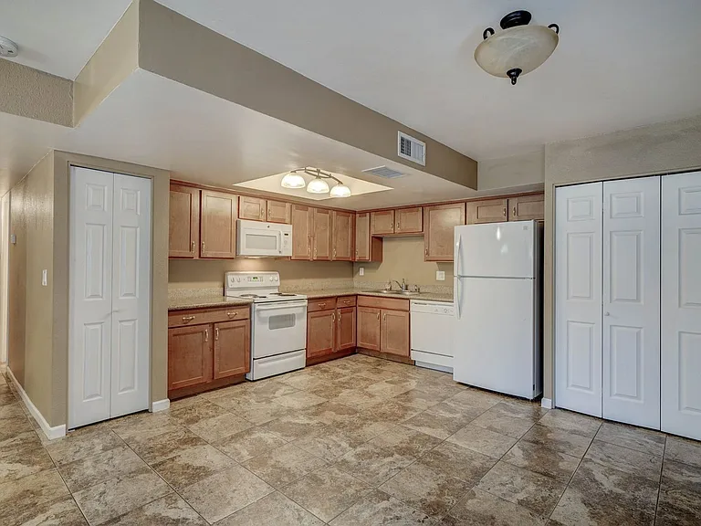 3301 W Loma Ln #1 — Photo 6